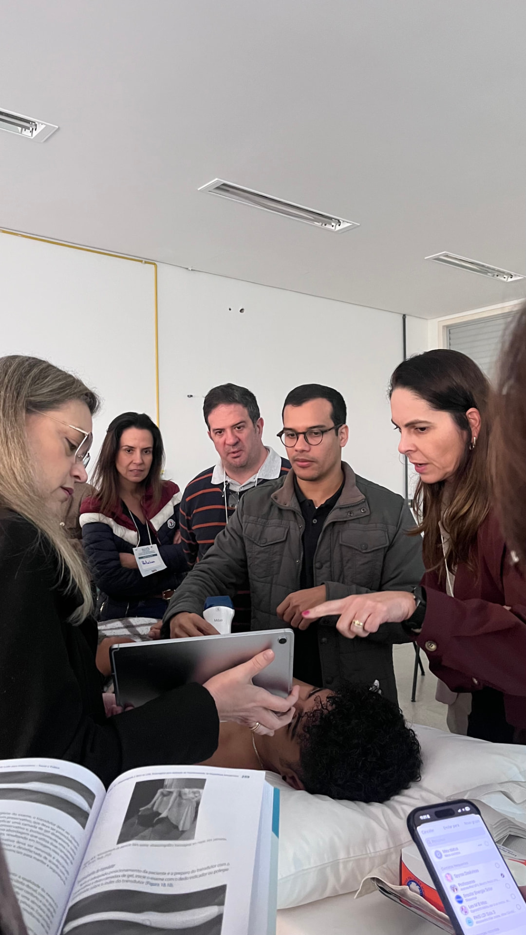 Professor orientando alunos durante a prática de POCUS