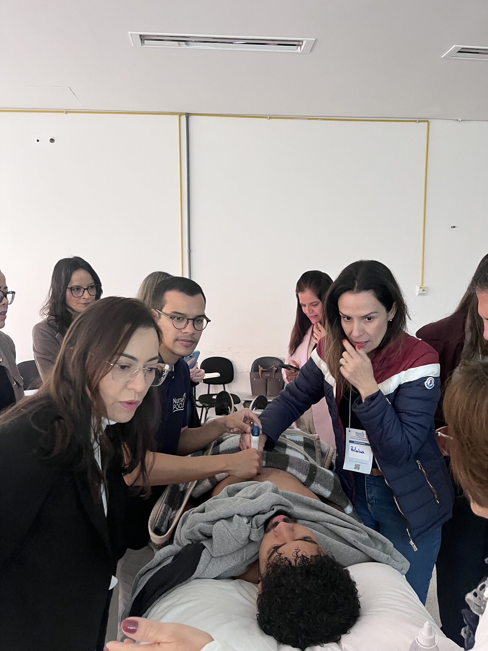 Alunos praticando avaliação ultrassonográfica à beira-leito