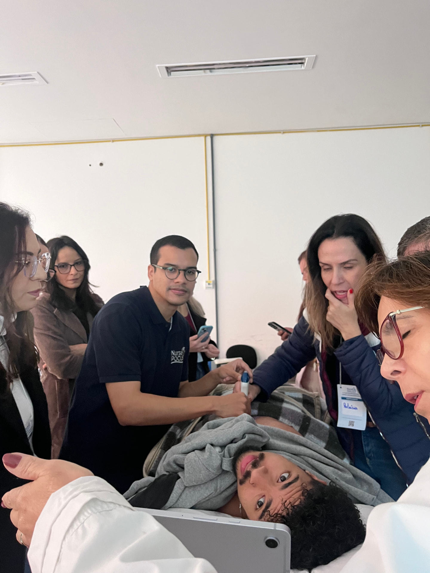 Alunos praticando punção guiada por ultrassom durante o treinamento